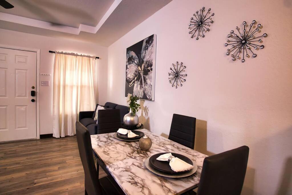 Chic & Cozy 2 Bedroom - 1 Bathroom - Rated Best Игл-Пасс Экстерьер фото